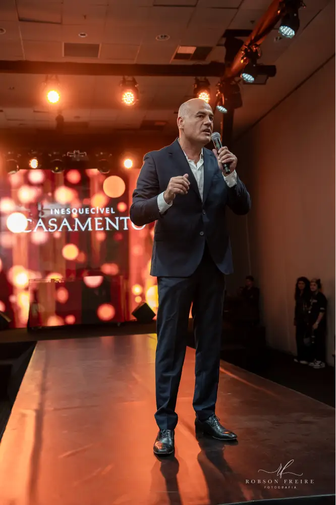 Fabiano Niederauer no palco da Inesquecível Casamento